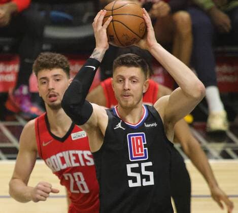 Isaiah Hartenstein of the LA Clippers rebounds the ball against the Houston Rockets, during a NBA, Basketball Herren, USA game at the Crypto.com Arena in Los Angeles, CA, 17 February 2022. Los Angeles Clippers - Houston Rockets !ACHTUNG: NUR REDAKTIONELLE NUTZUNG!  Copyright: xPHILLIPxKIMx AME6675 20220218-fafabaf1ba3a4c4ca6379fe588ee076d283623be