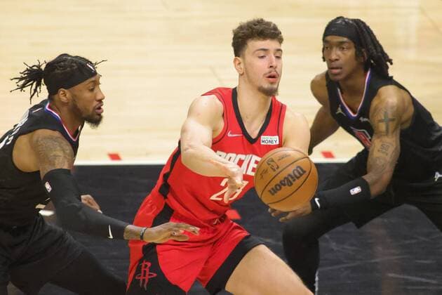 Garrison Matthews of the Houston Rockets passes the ball to a teammate as he is double teamed by Robert Covington (R) and Terance Mann (L), during a NBA, Basketball Herren, USA game at the Crypto.com Arena in Los Angeles, CA, 17 February 2022. Los Angeles Clippers - Houston Rockets !ACHTUNG: NUR REDAKTIONELLE NUTZUNG!  Copyright: xPHILLIPxKIMx AME6674 20220218-05e84b9356072a4a024462592a21a4b78f65a133