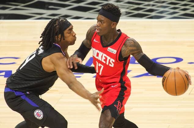 Dennis Schroder (R) of the Houston Rockets looks to pass the ball as he is defended by Terance Mann of the LA Clippers, during a NBA, Basketball Herren, USA game at the Crypto.com Arena in Los Angeles, CA, 17 February 2022. Los Angeles Clippers - Houston Rockets !ACHTUNG: NUR REDAKTIONELLE NUTZUNG!  Copyright: xPHILLIPxKIMx AME6681 20220218-f49d963a3fc09839a271db7bcf73959db69af98c
