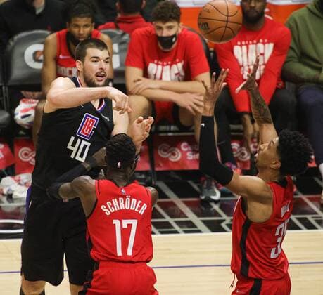 Ivica Zubac of the LA Clippers passes the ball to a teammate as he is defended by Denis Schroder (2-L) and DeJon Jarreau (R) of the Houston Rockets, during a NBA, Basketball Herren, USA game at the Crypto.com Arena in Los Angeles, CA, 17 February 2022. Los Angeles Clippers - Houston Rockets !ACHTUNG: NUR REDAKTIONELLE NUTZUNG!  Copyright: xPHILLIPxKIMx AME6684 20220218-775f8a1f5f7464824905b8d26f61c8b12820120e