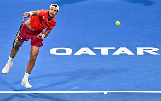 (220218) -- DOHA, Feb. 18, 2022 -- Karen Khachanov of Russia serves during the quarterfinal of ATP, Tennis Herren Qatar Open Tennis match against Marin Cilic of Croatia at Khalifa International Tennis Complex in Doha, capital of Qatar, Feb. 17, 2022. (Photo by Xinhua) (SP)QATAR-DOHA-TENNIS-ATP QATAR OPEN-QUARTERFINAL Nikku 