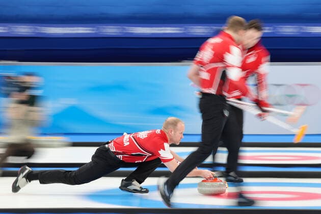 (220218) -- BEIJING, Feb. 18, 2022 -- Mark Nichols (L) of Denmark competes during the curling men s bronze medal game of Beijing 2022 Winter Olympics between Canada and the United States at National Aquatics Centre in Beijing, capital of China, Feb. 18, 2022. ) (BEIJING2022)CHINA-BEIJING-OLYMPIC Winter games, Winterspiele,Spiele, Summer games CURLING-MEN S BRONZE MEDAL GAME-CAN VS USA (CN) LiuxXu 