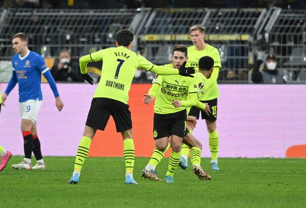 Jubel Raphael Guerreiro (Borussia Dortmund), re., und Giovanni Reyna (Borussia Dortmund) 17.02.2022, Fussball, Saison 2021 2022, UEFA Europa League, Play Off, Borussia Dortmund - Glasgow Rangers 2:4 Foto: Maik Hölter TEAM2sportphoto Dortmund Nordrhein Westfalen Deutschland Team2