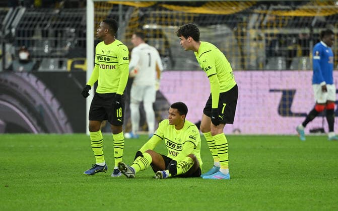 Verletzung Manuel Akanji (Borussia Dortmund), rechts Giovanni Reyna (Borussia Dortmund), links Youssoufa Moukoko (Borussia Dortmund) 17.02.2022, Fussball, Saison 2021 2022, UEFA Europa League, Play Off, Borussia Dortmund - Glasgow Rangers 2:4 Foto: Maik Hölter TEAM2sportphoto Dortmund Nordrhein Westfalen Deutschland Team2
