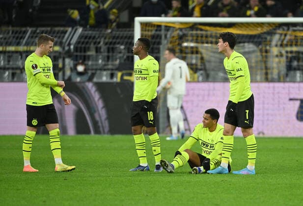 Verletzung Manuel Akanji (Borussia Dortmund), v.li., Marco Reus (Borussia Dortmund), Youssoufa Moukoko (Borussia Dortmund), Manuel Akanji (Borussia Dortmund), Giovanni Reyna (Borussia Dortmund) 17.02.2022, Fussball, Saison 2021 2022, UEFA Europa League, Play Off, Borussia Dortmund - Glasgow Rangers 2:4 Foto: Maik Hölter TEAM2sportphoto Dortmund Nordrhein Westfalen Deutschland Team2