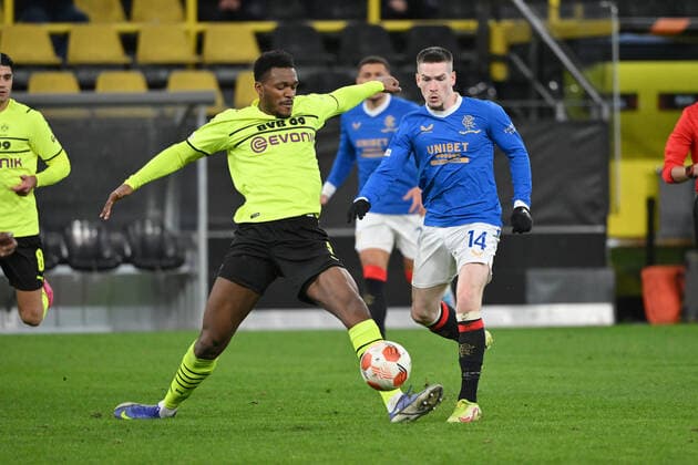 Dan Axel Zagadou (Borussia Dortmund), li., gegen Ryan Kent (Glasgow Rangers) 17.02.2022, Fussball, Saison 2021 2022, UEFA Europa League, Play Off, Borussia Dortmund - Glasgow Rangers 2:4 Foto: Maik Hölter TEAM2sportphoto Dortmund Nordrhein Westfalen Deutschland Team2