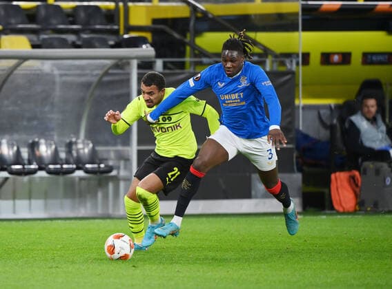 Donyell Malen (Borussia Dortmund), Calvin Bassey (Glasgow Rangers), v.li. 17.02.2022, Fussball, Saison 2021 2022, UEFA Europa League, Play Off, Borussia Dortmund - Glasgow Rangers 2:4 Foto: Maik Hölter TEAM2sportphoto Dortmund Nordrhein Westfalen Deutschland Team2
