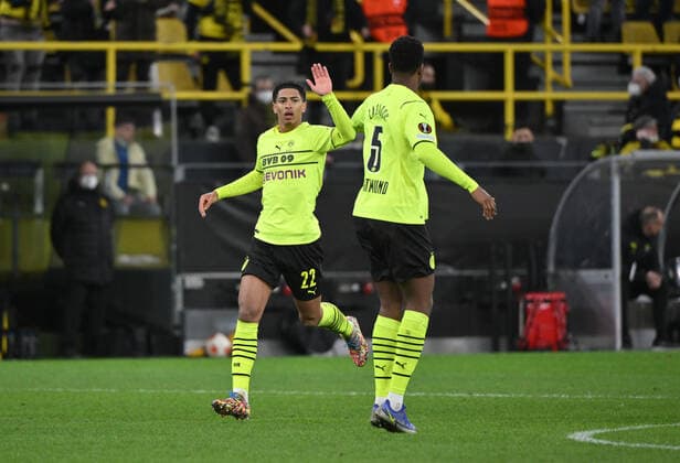 Jubel Jude Bellingham (Borussia Dortmund), Dan Axel Zagadou (Borussia Dortmund), v.li., nach dem 1:3 17.02.2022, Fussball, Saison 2021 2022, UEFA Europa League, Play Off, Borussia Dortmund - Glasgow Rangers 2:4 Foto: Maik Hölter TEAM2sportphoto Dortmund Nordrhein Westfalen Deutschland Team2