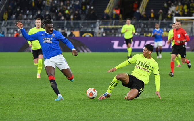 Jude Bellingham (Borussia Dortmund), re., gegen Calvin Bassey (Glasgow Rangers) 17.02.2022, Fussball, Saison 2021 2022, UEFA Europa League, Play Off, Borussia Dortmund - Glasgow Rangers 2:4 Foto: Maik Hölter TEAM2sportphoto Dortmund Nordrhein Westfalen Deutschland Team2