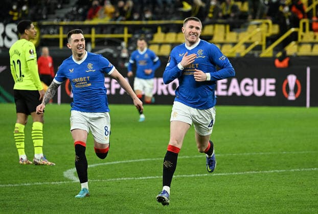 17 02 2022, xjhx, football UEFA Europa League , Borussia Dortmund Glasgow Rangers emspor, v l Ryan Jack Glasgow Rangers , John Lundstram Glasgow Rangers celebrate the goal, The goal cheer to 0 3 DFL DFB REGULATIONS PROHIBIT ANY USE OF PHOTOGRAPHS as IMAGE SEQUENCES and or QUASI VIDEO Dortmund