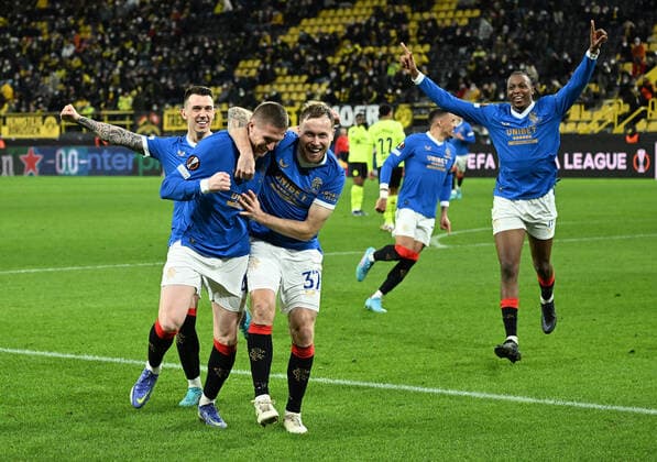 17 02 2022, xjhx, Football UEFA Europa League , Borussia Dortmund Glasgow Rangers emspor, v l Ryan Jack Glasgow Rangers , John Lundstram Glasgow Rangers , Acott Arfield Glasgow Rangers , Joe Aribo Glasgow Rangers celebrate the goal, The goal cheer to 0 3 DFL DFB REGULATIONS PROHIBIT ANY USE OF PHOTOGRAPHS as IMAGE SEQUENCES and or QUASI VIDEO Dortmund