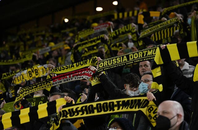17 02 2022, xjhx, football UEFA Europa League , Borussia Dortmund Glasgow Rangers emspor, v l fans Dortmund DFL DFB REGULATIONS PROHIBIT ANY USE OF PHOTOGRAPHS as IMAGE SEQUENCES and or QUASI VIDEO Dortmund