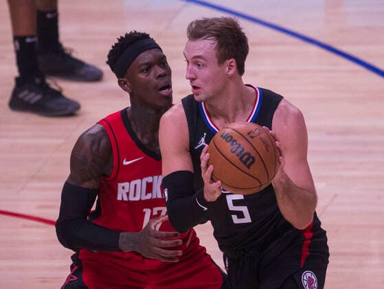 February 17, 2022, Los Angeles, California, USA: Luke Kennard 5 of the Los Angeles Clippers passes the ball as Dennis Schroder 17 of the Houston Rockets is on defense during their NBA, Basketball Herren, USA game on Thursday February 17, 2022 at Crypto.com Arena in Los Angeles, California. Clippers defeat Rockets, 142-111. ARIANA RUIZ PI Los Angeles USA - ZUMAp124 20220217_zaa_p124_068 Copyright: xArianaxRuizx