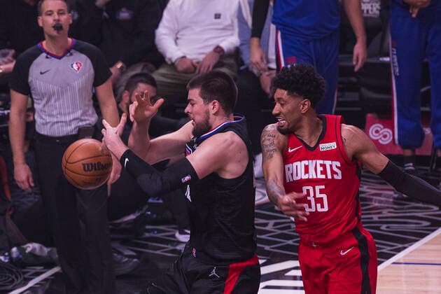 February 17, 2022, Los Angeles, California, USA: Ivica Zubac 40 of the Los Angeles Clippers and Christian Wood 35 of the Houston Rockets attempt to grab the ball during their NBA, Basketball Herren, USA game on Thursday February 17, 2022 at Crypto.com Arena in Los Angeles, California. Clippers defeat Rockets, 142-111. ARIANA RUIZ PI Los Angeles USA - ZUMAp124 20220217_zaa_p124_069 Copyright: xArianaxRuizx