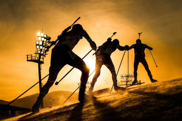 Sport Bilder des Tages ZHANGJIAKOU, CHINA - FEBRUARY 18, 2022: Biathletes compete in the men s 15km biathlon mass start race during the Beijing 2022 Winter Olympic Games, Olympische Spiele, Olympia, OS at the National Biathlon Centre. Sergei Bobylev TASS  TS12405D