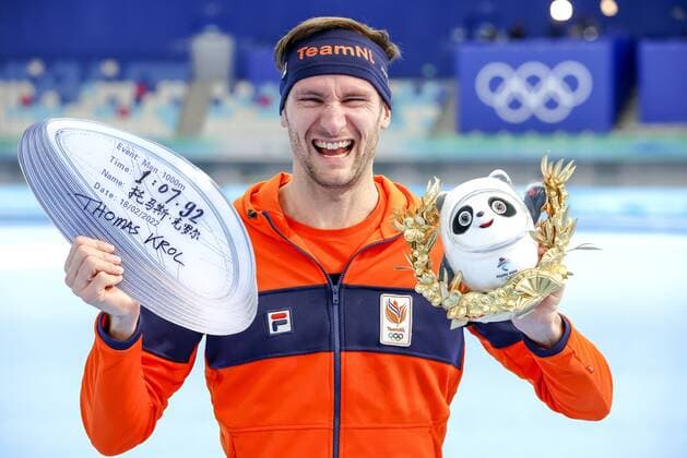 Bilder des Jahres 2022, Sport 02 Februar Sport Themen der Woche KW 07 Sport Bilder des Tages BEIJING - TeamNL s Thomas Krol during the men s 1000 meters ceremony at the 2022 Winter Olympics in Beijing, China. ANP VINCENT JANNINK Speed skating, Eisschnelllauf Men s 1000m 2022 xVIxANPxSportx xxANPxIVx *** BEIJING TeamNL s Thomas Krol during the men s 1000 meters ceremony at the 2022 Winter Olympics in Beijing, China ANP VINCENT JANNINK Speed Skating Men s 1000m 2022 xVIxANPxSportx xxANPxIVx 444326408 originalFilename: 444326408.jpg