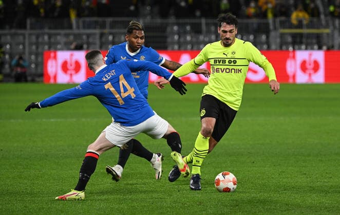 17 02 2022, xjhx, football UEFA Europa League , Borussia Dortmund Glasgow Rangers emspor, v l Ryan Kent Glasgow Rangers , Alfredo Morelos Glasgow Rangers , Mats Hummels Borussia Dortmund DFL DFB REGULATIONS PROHIBIT ANY USE OF PHOTOGRAPHS AS IMAGE SEQUENCES AND OR QUASI VIDEO Dortmund