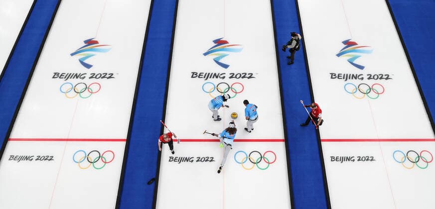 (220218) -- BEIJING, Feb. 18, 2022 -- Matt Hamilton (C bottom) of the United States competes during the curling men s bronze medal game of Beijing 2022 Winter Olympics between Canada and the United States at National Aquatics Centre in Beijing, capital of China, Feb. 18, 2022. Yang Lei) (BEIJING2022)CHINA-BEIJING-OLYMPIC Winter games, Winterspiele,Spiele, Summer games CURLING-MEN S BRONZE MEDAL GAME-CAN VS USA (CN) Remotexcamera 