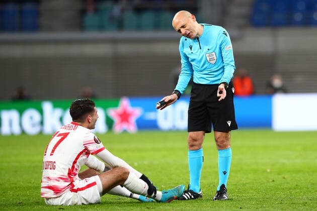 17 02 2022, xtgx, football UEFA European League, RB Leipzig Real Sociedad San Sebastian emspor, v l Dominik Szoboszlai Leipzig, 17 , referee, referee Cuneyt Cakir DFL DFB REGULATIONS PROHIBIT ANY USE OF PHOTOGRAPHS AS IMAGE SEQUENCES AND OR QUASI VIDEO Leipzig