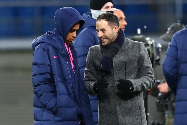 17 02 2022, xtgx, football UEFA European League, RB Leipzig Real Sociedad San Sebastian emspor, v l Tyler Adams Leipzig, 14 , Domenic Tedesco Leipzig, coach DFL DFB REGULATIONS PROHIBIT ANY USE OF PHOTOGRAPHS as IMAGE SEQUENCES and or QUASI VIDEO Leipzig