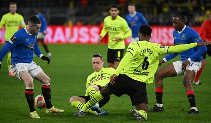 17 02 2022, xjhx, football UEFA Europa League , Borussia Dortmund Glasgow Rangers emspor, v l Ryan Kent Glasgow Rangers , Nico Schulz Borussia Dortmund , Dan Axel Zagadou Borussia Dortmund , Joe Aribo Glasgow Rangers DFL DFB REGULATIONS PROHIBIT ANY USE OF PHOTOGRAPHS as IMAGE SEQUENCES and or QUASI VIDEO Dortmund