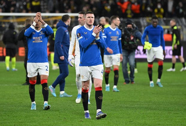 17 02 2022, xjhx, football UEFA Europa League , Borussia Dortmund Glasgow Rangers emspor, v l John Lundstram Glasgow Rangers thanks fans DFL DFB REGULATIONS PROHIBIT ANY USE OF PHOTOGRAPHS as IMAGE SEQUENCES and or QUASI VIDEO Dortmund
