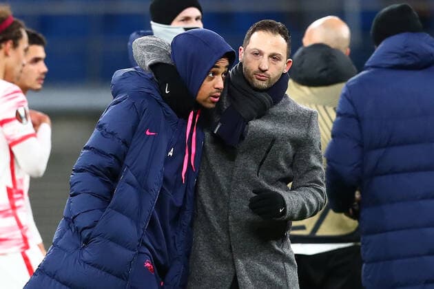 17 02 2022, xtgx, football UEFA European League, RB Leipzig Real Sociedad San Sebastian emspor, v l Tyler Adams Leipzig, 14 , Domenic Tedesco Leipzig, coach DFL DFB REGULATIONS PROHIBIT ANY USE OF PHOTOGRAPHS as IMAGE SEQUENCES and or QUASI VIDEO Leipzig