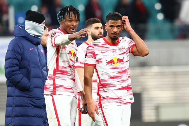 17 02 2022, xtgx, football UEFA European League, RB Leipzig Real Sociedad San Sebastian emspor, v l Mohamed Simakan Leipzig, 2 , Benjamin Henrichs Leipzig, 39 disappointed, looks disappointed, dejected, disappointed gives instructions, gestures with arms, gesticulate, gives instructions DFL DFB REGULATES PROHIBIT ANY USE OF PHOTOGRAPHS AS IMAGE SEQUENCES AND OR QUASI VIDEO Leipzig