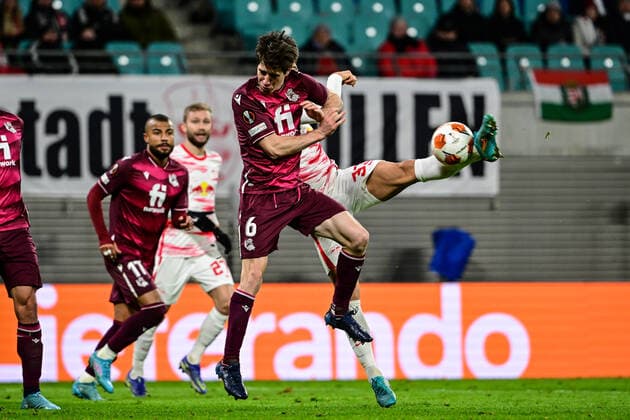Andre Silva 33 Leipzig one-on-one, action, with Aritz Elustondo 6 San Sebastian , RB Leipzig vs Real Sociedad, Europa League, PLayoff first leg, 17 02 2022 Copyright: xkolbert-press MarcxNiemeyerx