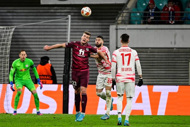 Alexander Sorloth 23 San Sebastian one-on-one, action, with Josko Gvardiol 32 Leipzig , RB Leipzig vs Real Sociedad, Europa League, PLayoff first leg, 17 02 2022 Copyright: xkolbert-press MarcxNiemeyerx