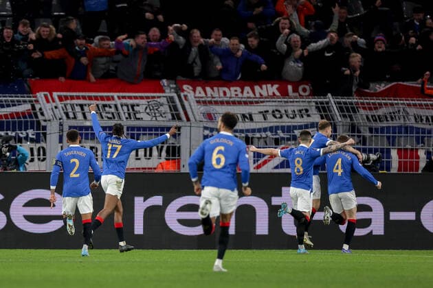 17 02 2022, football, 2021 2022 season, UEFA Europa League, play offs, Borussia Dortmund Glasgow Rangers, Ranger FC players cheer the goal to 0 2 by Alfredo Morelos Rangers FC Photo Dennis Ewert RHR FOTO Dortmund Signal Iduna Park NRW Germany xRHR FOTO DEx