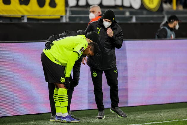 17 02 2022, football, 2021 2022 season, UEFA Europa League, play offs, Borussia Dortmund Glasgow Rangers, Manuel Akanji Borussia Dortmund must be substituted injured Photo Dennis Ewert RHR FOTO Dortmund Signal Iduna Park NRW Germany xRHR FOTO DEx