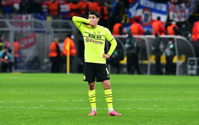 Fussball, UEFA Europe League, Herren, Saison 2021 22, KO Runde Play-off Hinspiel, Borussia Dortmund (gelb) - Glasgow Rangers (blau) 2:4; Mahmoud Dahoud (BVB) enttäuscht nach Spielende. Enttäuschung, Frust, Aktion, Einzelbild. UEFA REGULATIONS PROHIBIT ANY USE OF PHOTOGRAPHS AS IMAGE SEQUENCES AND OR QUASI-VIDEO