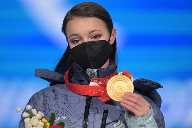 China Olympics 2022 Medal Ceremony 8119413 18.02.2022 Gold medalist Russian Olympic Committee s Anna Shcherbakova poses on the podium during the women s single Figure skating, Eiskunstlauf medal ceremony of the Beijing 2022 Winter Olympic Games, Olympische Spiele, Olympia, OS at the Medals Plaza in Beijing, China. Grigory Sysoev Sputnik Beijing China  Copyright: xGrigoryxSysoevx
