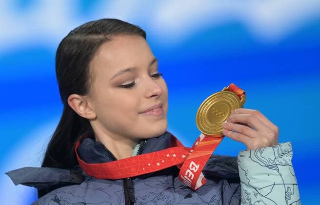 China Olympics 2022 Medal Ceremony 8119427 18.02.2022 Gold medalist Russian Olympic Committee s Anna Shcherbakova poses on the podium during the women s single Figure skating, Eiskunstlauf medal ceremony of the Beijing 2022 Winter Olympic Games, Olympische Spiele, Olympia, OS at the Medals Plaza in Beijing, China. Grigory Sysoev Sputnik Beijing China  Copyright: xGrigoryxSysoevx