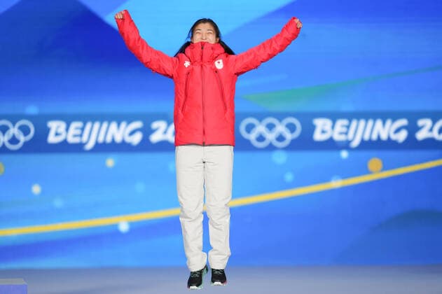 (220218) -- BEIJING, Feb. 18, 2022 -- Bronze medalist Sakamoto Kaori of Japan reacts during the awarding ceremony of Figure skating, Eiskunstlauf women single skating at the Beijing Medals Plaza of the Winter Olympics in Beijing, capital of China, Feb. 18, 2022. ) (BEIJING2022)CHINA-BEIJING-OLYMPIC Winter games, Winterspiele,Spiele, Summer games AWARDING CEREMONY-FIGURE SKATING WOMEN SINGLE SKATING (CN) XuexYuge 