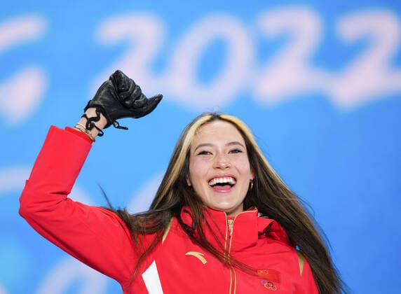 (220218) -- ZHANGJIAKOU, Feb. 18, 2022 -- Gold medalist Chinese athlete Gu Ailing reacts during the awarding ceremony of freestyle skiing women s freeski halfpipe at Zhangjiakou Medals Plaza of the Winter Olympics in Zhangjiakou, north China s Hebei Province, Feb. 18, 2022. ) (BEIJING2022)CHINA-ZHANGJIAKOU-OLYMPIC Winter games, Winterspiele,Spiele, Summer games AWARDING CEREMONY-FREESTYLE SKIING (CN) XuexYubin 