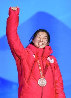 Beijing Olympics: Figure skating, Eiskunstlauf Kaori Sakamoto of Japan poses with her bronze medal during the women s figure skating medal ceremony at the Beijing Winter Olympics on Feb. 18, 2022, in Beijing.  A14AA0001252254P