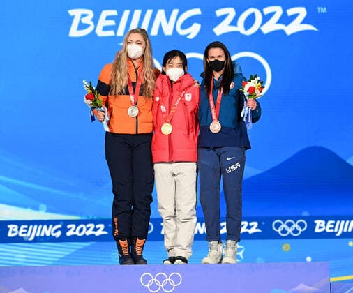 (220218) -- BEIJING, Feb. 18, 2022 -- Gold medalist Takagi Miho (C) of Japan, silver medalist Jutta Leerdam (L) of the Netherlands and bronze medalist Brittany Bowe of the United States react during the awarding ceremony of Speed skating, Eisschnelllauf women s 1,000m at the Beijing Medals Plaza of the Winter Olympics in Beijing, capital of China, Feb. 18, 2022. ) (BEIJING2022)CHINA-BEIJING-OLYMPIC Winter games, Winterspiele,Spiele, Summer games AWARDING CEREMONY-SPEED SKATING-WOMEN S 1,000M LixHe