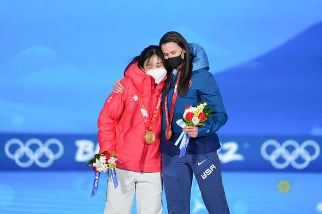 (220218) -- BEIJING, Feb. 18, 2022 -- Gold medalist Takagi Miho (L) of Japan and bronze medalist Brittany Bowe of the United States react during the awarding ceremony of Speed skating, Eisschnelllauf women s 1,000m at the Beijing Medals Plaza of the Winter Olympics in Beijing, capital of China, Feb. 18, 2022. ) (BEIJING2022)CHINA-BEIJING-OLYMPIC Winter games, Winterspiele,Spiele, Summer games AWARDING CEREMONY-SPEED SKATING-WOMEN S 1,000M XuexYuge