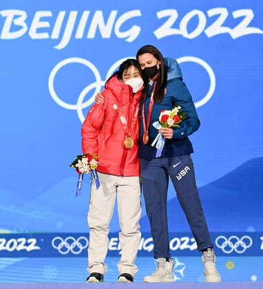 (220218) -- BEIJING, Feb. 18, 2022 -- Gold medalist Takagi Miho (L) of Japan and bronze medalist Brittany Bowe of the United States react during the awarding ceremony of Speed skating, Eisschnelllauf women s 1,000m at the Beijing Medals Plaza of the Winter Olympics in Beijing, capital of China, Feb. 18, 2022. ) (BEIJING2022)CHINA-BEIJING-OLYMPIC Winter games, Winterspiele,Spiele, Summer games AWARDING CEREMONY-SPEED SKATING-WOMEN S 1,000M LixHe