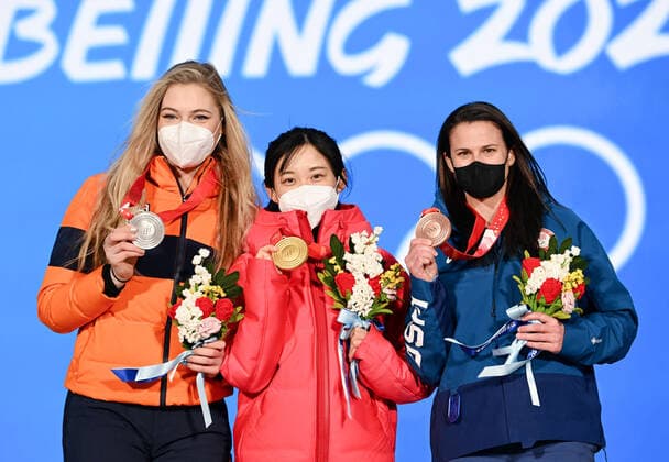 (220218) -- BEIJING, Feb. 18, 2022 -- Gold medalist Takagi Miho (C) of Japan, silver medalist Jutta Leerdam (L) of the Netherlands and bronze medalist Brittany Bowe of the United States react during the awarding ceremony of Speed skating, Eisschnelllauf women s 1,000m at the Beijing Medals Plaza of the Winter Olympics in Beijing, capital of China, Feb. 18, 2022. ) (BEIJING2022)CHINA-BEIJING-OLYMPIC Winter games, Winterspiele,Spiele, Summer games AWARDING CEREMONY-SPEED SKATING-WOMEN S 1,000M LixHe