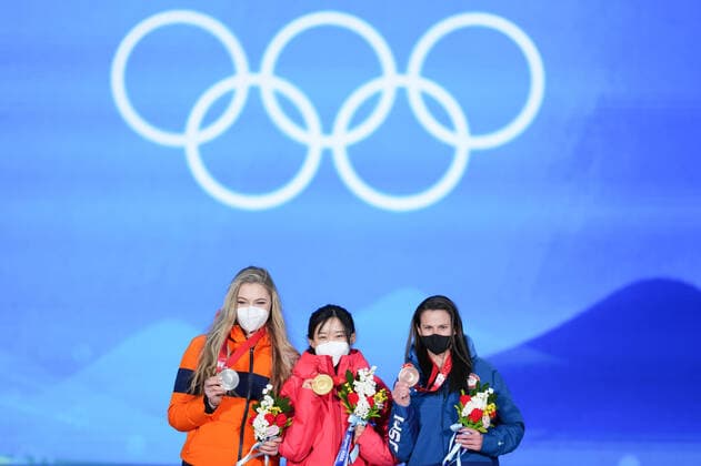 (220218) -- BEIJING, Feb. 18, 2022 -- Gold medalist Takagi Miho (C) of Japan, silver medalist Jutta Leerdam (L) of the Netherlands and bronze medalist Brittany Bowe of the United States react during the awarding ceremony of Speed skating, Eisschnelllauf women s 1,000m at the Beijing Medals Plaza of the Winter Olympics in Beijing, capital of China, Feb. 18, 2022. ) (BEIJING2022)CHINA-BEIJING-OLYMPIC Winter games, Winterspiele,Spiele, Summer games AWARDING CEREMONY-SPEED SKATING-WOMEN S 1,000M XuexYuge