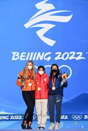 (220218) -- BEIJING, Feb. 18, 2022 -- Gold medalist Takagi Miho (C) of Japan, silver medalist Jutta Leerdam (L) of the Netherlands and bronze medalist Brittany Bowe of the United States react during the awarding ceremony of Speed skating, Eisschnelllauf women s 1,000m at the Beijing Medals Plaza of the Winter Olympics in Beijing, capital of China, Feb. 18, 2022. ) (BEIJING2022)CHINA-BEIJING-OLYMPIC Winter games, Winterspiele,Spiele, Summer games AWARDING CEREMONY-SPEED SKATING-WOMEN S 1,000M LixHe