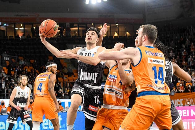 GER, BBL, ratiopharm Ulm vs s Oliver Würzburg Wuerzburg 18 02 2022, ratiopharm arena, Neu Ulm, GER, BBL, ratiopharm Ulm vs s Oliver Würzburg Wuerzburg, in picture Luciano Parodi Wuerzburg, 10 prevails against Fedor Zugic Ulm, 44 and Philipp Herkenhoff Ulm, 14 nordphotoxGmbHx xHafner nph00200