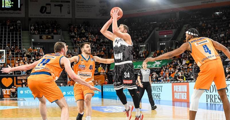 GER, BBL, ratiopharm Ulm vs s Oliver Würzburg Wuerzburg 18 02 2022, ratiopharm arena, New Ulm, GER, BBL, ratiopharm Ulm vs s Oliver Würzburg Wuerzburg, in picture Philipp Herkenhoff Ulm, 14 , Fedor Zugic Ulm, 44 , Felix Hoffmann Wuerzburg, 34 , Jaron Blossomgame Ulm, 4 nordphotoxGmbHx xHafner nph00200