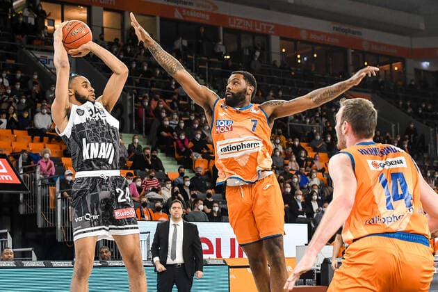 GER, BBL, ratiopharm Ulm vs s Oliver Würzburg Wuerzburg 18 02 2022, ratiopharm arena, New Ulm, GER, BBL, ratiopharm Ulm vs s Oliver Würzburg Wuerzburg, pictured Cameron Hunt Wuerzburg, 24 , Sindarius Thornwell Ulm, 7 , Philipp Herkenhoff Ulm, 14 nordphotoxGmbHx xHafner nph00200