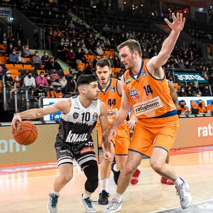 GER, BBL, ratiopharm Ulm vs s Oliver Würzburg Wuerzburg 18 02 2022, ratiopharm arena, New Ulm, GER, BBL, ratiopharm Ulm vs s Oliver Würzburg Wuerzburg, in picture Luciano Parodi Wuerzburg, 10 , Fedor Zugic Ulm, 44 , Philipp Herkenhoff Ulm, 14 nordphotoxGmbHx xHafner nph00200