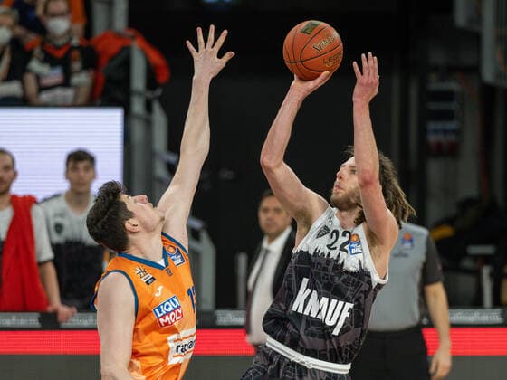 Nicolas Bretzel Ratiopharm Ulm 13 , Craig Moller s Oliver Wuerzburg 22 , GER, Ratiopharm Ulm vs s Oliver Wuerzburg, basketball, Bundesliga, easycredit, 12 Spieltag, Spielzeit 2021 2022, 18 02 2022, GER, Ratiopharm Ulm vs s Oliver Wuerzburg, basketball, Bundesliga, easycredit, 12 Spieltag, Spielzeit 2021 2022, 18 02 2022 Ulm Copyright: xEibner-Pressefoto SaschaxWaltherx EP_EER