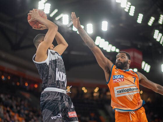Cameron Hunt s Oliver Wuerzburg 24 , Sindarius Thornwell Ratiopharm Ulm 07 , GER, Ratiopharm Ulm vs s Oliver Wuerzburg, basketball, Bundesliga, easycredit, 12 Spieltag, Spielzeit 2021 2022, 18 02 2022, GER, Ratiopharm Ulm vs s Oliver Wuerzburg, basketball, Bundesliga, easycredit, 12 Spieltag, Spielzeit 2021 2022, 18 02 2022 Ulm Copyright: xEibner-Pressefoto SaschaxWaltherx EP_EER